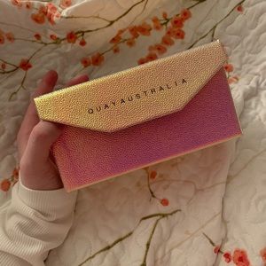 QUAY AUSTRALIA DUOCHROME 4 SUNGLASSES TRAVEL CASE